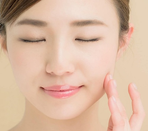 Tinh chất vàng Collagen Luxury Gold ngay sau khi sử dụng sẽ cấp ẩm cho da mềm mịn