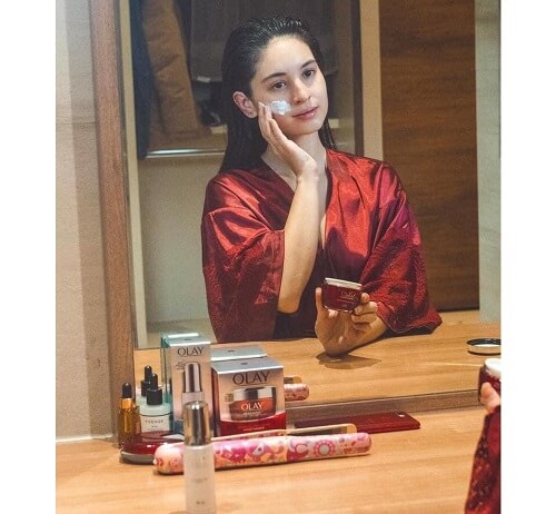 Sử dụng kem chống lão hóa Olay Regenerist Micro Sculpting mỗi ngày để đem lại hiệu quả tốt nhất