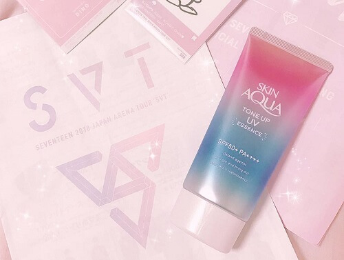 Kem chống nắng Skin Aqua Tone Up UV còn giúp da giữ ẩm, giữ cho da có độ ẩm mịn tự nhiên