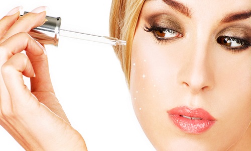 Thoa serum trị thâm mụn vào buổi tối để phát huy tác dụng nhanh nhất