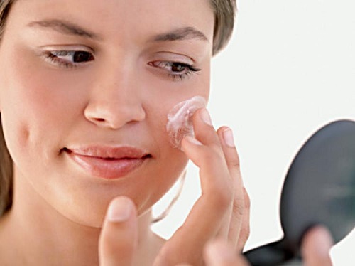Thuốc trị mụn tại chỗ thường ở dạng gel, dạng bôi
