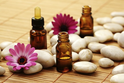Sử dụng tinh dầu chăm sóc vùng da mụn 