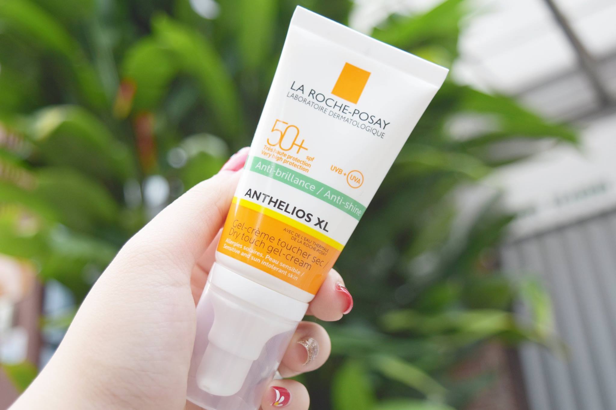 La Roche-Posay khi thoa lên da sẽ thẩm thấu tức thì La Roche-Posay khi thoa lên da sẽ thẩm thấu tức thì