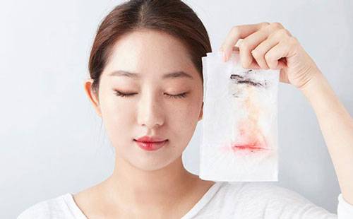 Mụn xuất phát từ nguyên nhân bạn chưa tẩy trang kĩ sau mỗi lần trang điểm