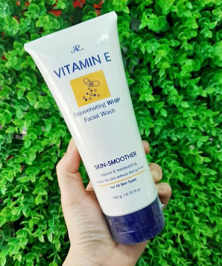 Sua-rua-mat-duong-am-Vitamin-E-Moisturizing-Facial-Wash-Thai-Lan-4411.jpg